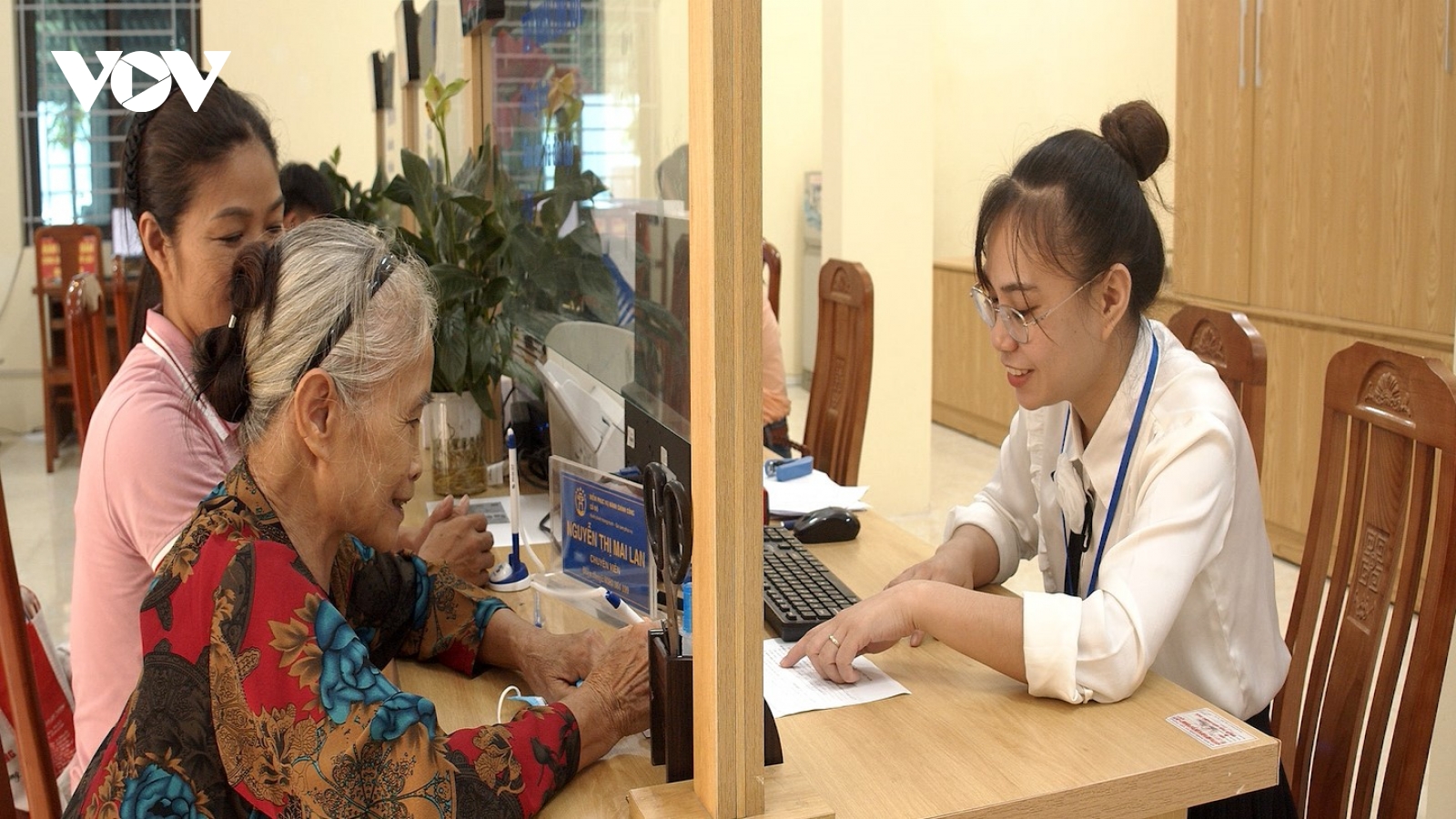 Sau 1 tháng chính quyền 2 cấp, người dân dần quen với thủ tục hành chính trực tuyến